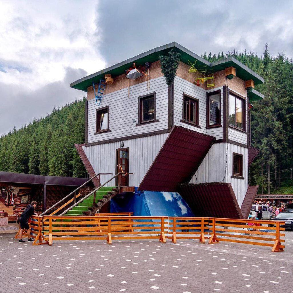 БУДИНОК ВЕЛЕТНЯ АБО ПЕРЕВЕРНУТА ХАТА